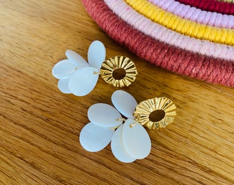 Boucles d’oreilles style sezane anneaux Flora avec pétales de fleur en nacre