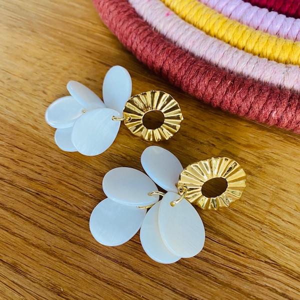 Boucles d’oreilles style sezane anneaux Flora avec pétales de fleur en nacre