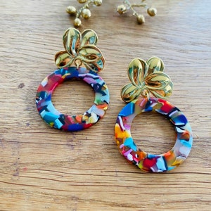 Sézane-inspired dangling earrings with flower clasp and vintage-style multicolored tortoiseshell pendant image 2