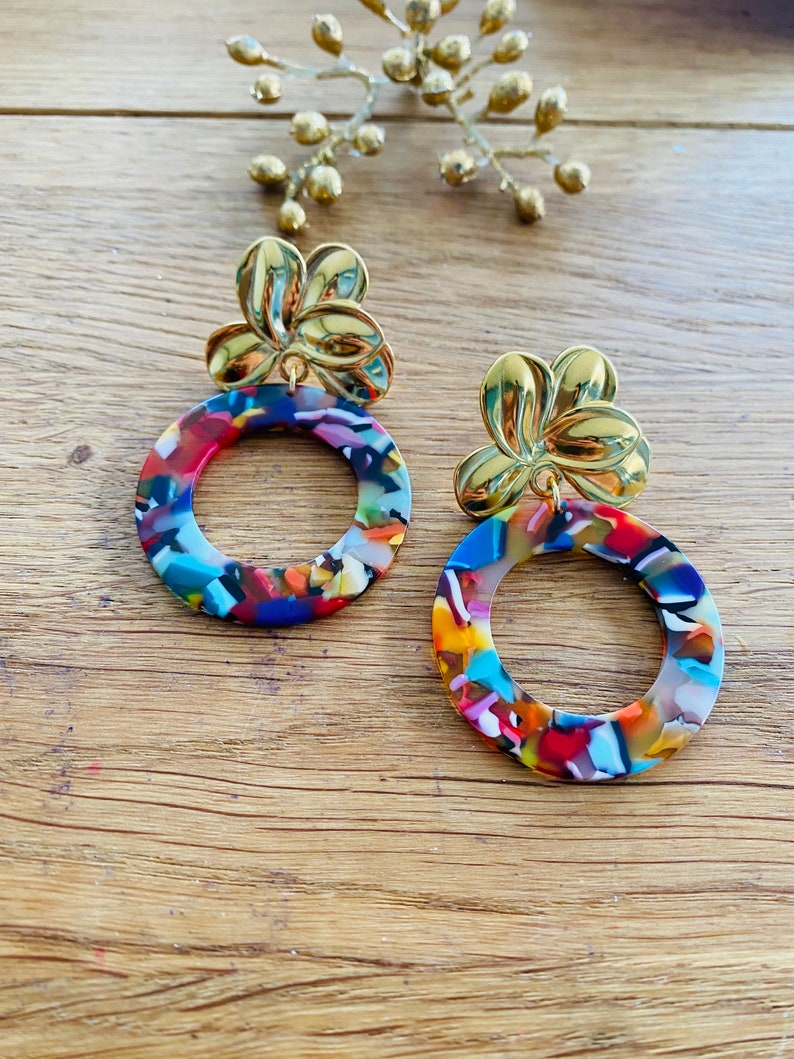 Sézane-inspired dangling earrings with flower clasp and vintage-style multicolored tortoiseshell pendant image 2