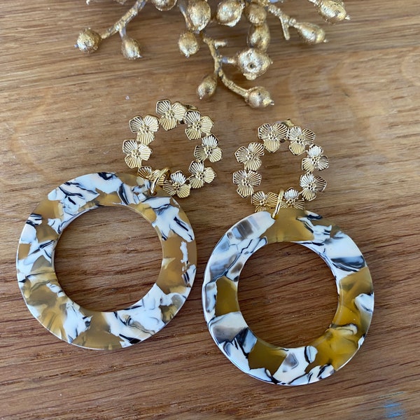 boucles d'oreilles pendantes d'inspiration Sézane avec couronne de fleurs et pendentif en écaille de tortue jaune moutarde esprit vintage