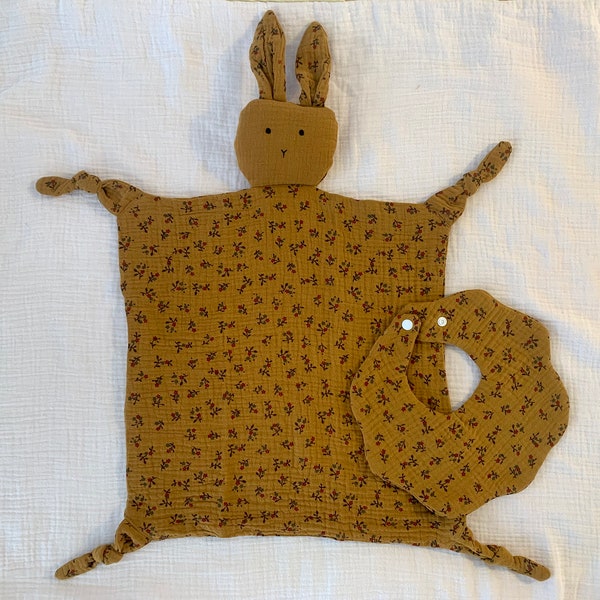 Kit naissance doudou lapin en gaze personnalisé avec bavoir personnalisé