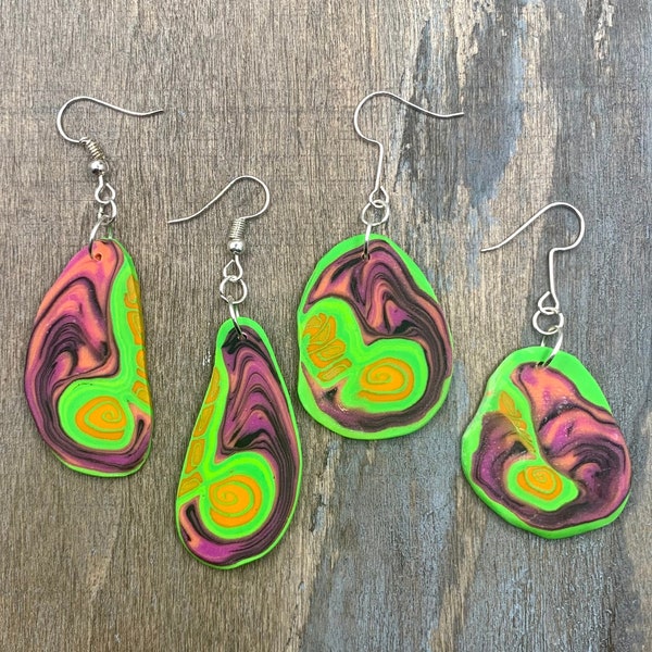 Boucles d'oreilles Neon Rave, Bijoux en argile polymère fabriqués à la main, Boucles d'oreilles Trippy UV vertes et roses inhabituelles