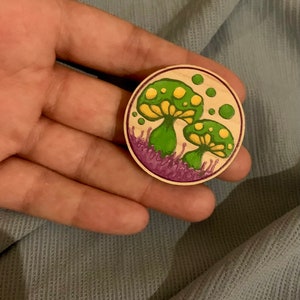 Psychadelic Pilz Holz Pin Badge, umweltfreundliche Ahorn Holz Pin zurück Abzeichen, Funky Fliegenpilz Brosche, Pilz Pushback Pin für Freund