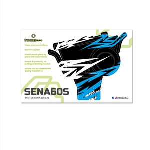 Pu&ograve; includere: Un adesivo rettangolare bianco con un design grafico nero e blu. L'adesivo presenta il testo "SENA60S" e le istruzioni per l'applicazione. L'adesivo serve per pulire le superfici degli interfoni e rimuovere olio/sporco.