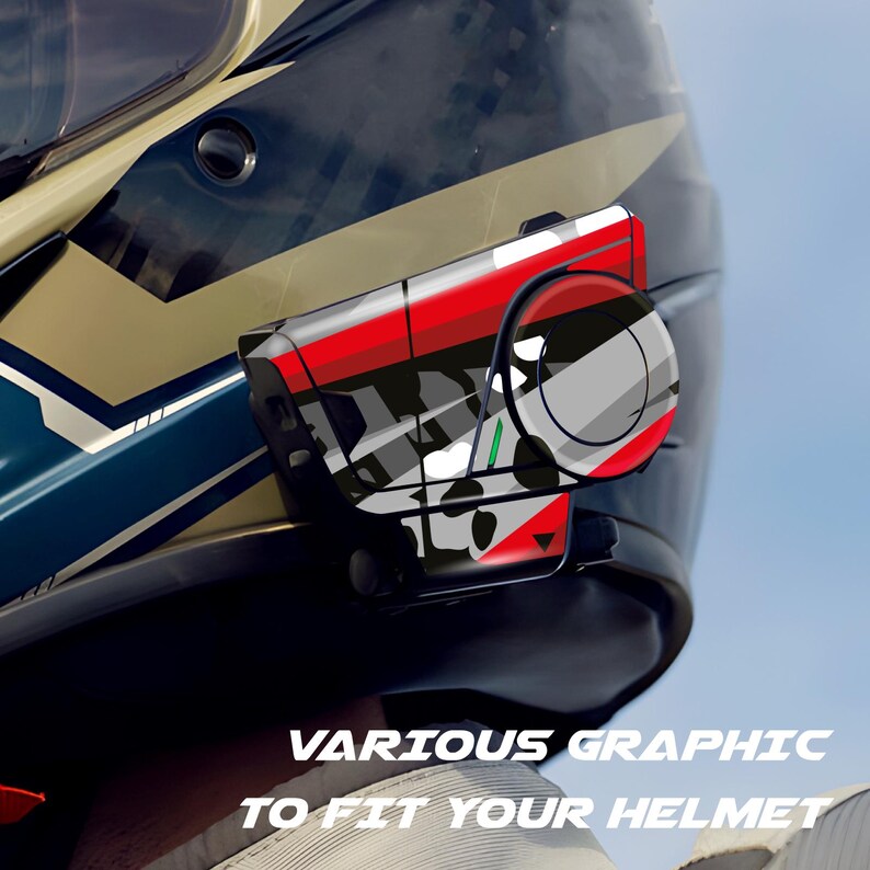 Pu&ograve; includere: Primo piano di un casco da moto nero con un accessorio grafico. L'accessorio presenta un design con forme rosse, nere, bianche e grigie. Il testo "VARIOUS GRAPHIC TO FIT YOUR HELMET" &egrave; visibile.