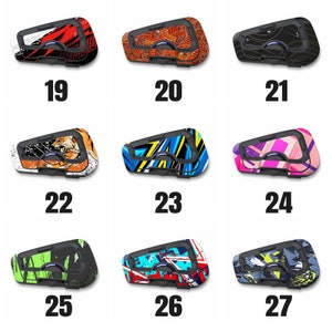 Può includere: Nove diversi design per un dispositivo di comunicazione per casco da moto. I design includono una tigre, un motivo a onde giapponesi, un motivo geometrico, un motivo da corsa blu e giallo, un motivo geometrico rosa e viola, un motivo geometrico verde e nero, un motivo geometrico blu e rosso e un motivo geometrico grigio e giallo.