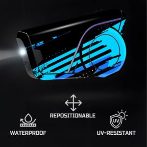 Pu&ograve; includere: Luce per bicicletta nera e blu con una luce bianca brillante. La luce ha un design blu e nero. Le parole "WATERPROOF", "REPOSITIONABLE" e "UV-RESISTANT" sono visibili.