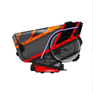 Pu&ograve; includere: Un dispositivo futuristico con una combinazione di colori nero, grigio, arancione e rosso. Il dispositivo ha un componente circolare ed &egrave; decorato con linee angolari ed effetti di vernice spruzzata. Sembra un mirino o un cannocchiale.