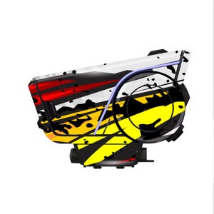 Pu&ograve; includere: Un dispositivo angolare stilizzato con un design bianco, nero, rosso e giallo. Il dispositivo ha un elemento circolare e una base rettangolare. Il design include schizzi neri e strisce gialle diagonali.