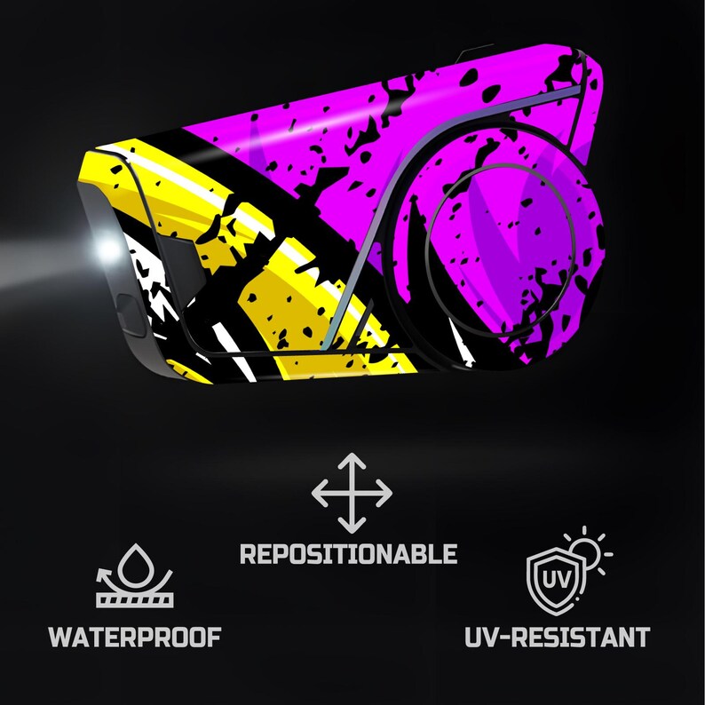 Pu&ograve; includere: Un dispositivo nero con un design astratto giallo neon e viola. Il dispositivo ha una luce intensa. L'immagine include le parole "WATERPROOF", "REPOSITIONABLE" e "UV-RESISTANT".