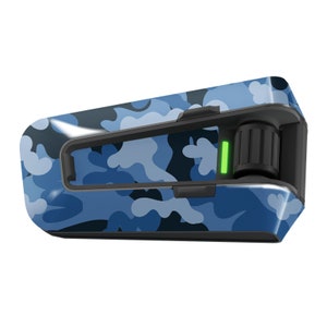 Può includere: Un auricolare Bluetooth con un motivo mimetico blu e nero e un indicatore luminoso verde.