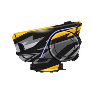 Pu&ograve; includere: Un dispositivo elettronico nero e giallo con un design geometrico. Il dispositivo ha un componente circolare e un corpo rettangolare con accenti grigi e bianchi. Una sottile linea viola accentua il design.