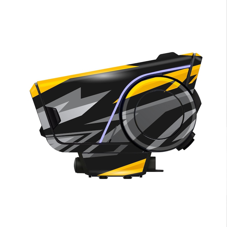 Pu&ograve; includere: Un dispositivo elettronico nero e giallo con un design geometrico. Il dispositivo ha un componente circolare e un corpo rettangolare con accenti grigi e bianchi. Una sottile linea viola accentua il design.