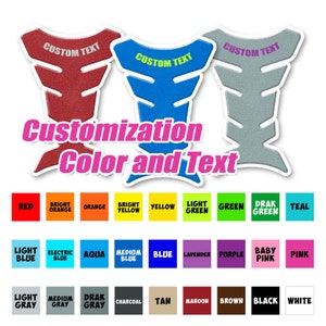 Peut inclure: Trois autocollants de protection de réservoir de moto avec le texte "CUSTOM TEXT" en blanc. Les autocollants sont disponibles en rouge, bleu et gris. Un nuancier ci-dessous montre les couleurs disponibles pour les autocollants.