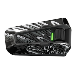 Può includere: Un sistema di comunicazione per casco da moto nero e bianco con un design grafico a forma di drago. Il dispositivo ha una luce LED verde che indica l'alimentazione.