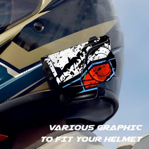 Pu&ograve; includere: Casco da moto con un design grafico. La grafica &egrave; bianca con schizzi neri e un design rosso, blu e arancione. Il testo "VARIOUS GRAPHIC TO FIT YOUR HELMET" &egrave; in basso.