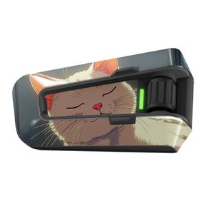 Può includere: Un'auricolare wireless nero e grigio con un gatto bianco e nero con gli occhi chiusi stampato su di essa. L'auricolare ha una luce verde sul lato.