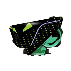 Pu&ograve; includere: Un dispositivo nero e verde con un design geometrico. Il dispositivo ha una forma curva con un componente circolare sul lato. Il design include triangoli e pois verdi, con una linea di accento blu chiaro.
