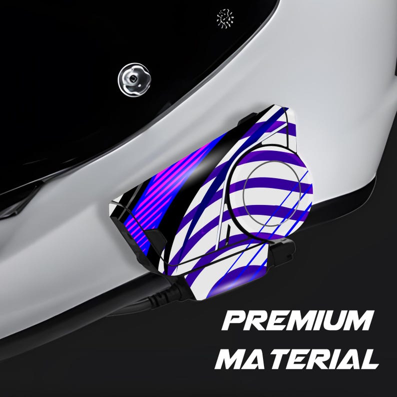 Pu&ograve; includere: Primo piano di un oggetto bianco e nero con un design geometrico viola e bianco. Il testo "PREMIUM MATERIAL" &egrave; visualizzato in bianco. L'oggetto ha un cavo nero.