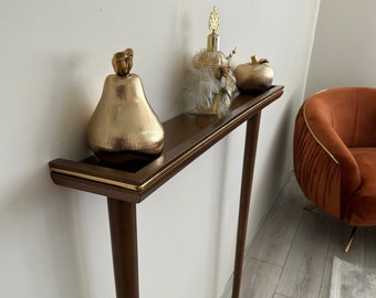 Smalle houten consoletafel met gouden details - consoletafel op maat - massief houten meubilair