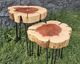 Tavolino da caffè in legno di ginepro con bordo naturale, tavolino laterale rustico e naturale.