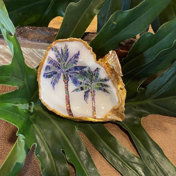 Plato de concha de ostra con forma de palmera, con ribete dorado, decoración playera