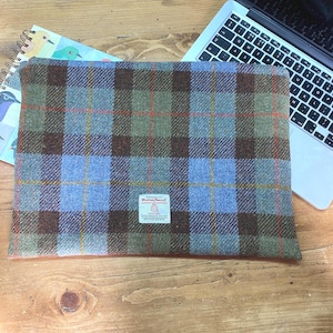 Housse pour ordinateur portable faite main en tweed Harris – Fait main, en 3 tailles et 22 motifs différents