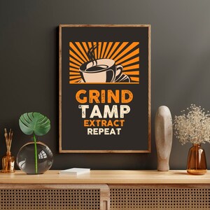 Puede incluir: Un póster negro y naranja con una ilustración de una taza de café y el texto "Grind Tamp Extract Repeat".
