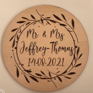 Großhandel billig personalisierte Holz Untersetzer Hochzeit Einladung Empfang Tisch Hochzeit Thema Dekoration Braut Trupp Bräutigam Geschenke