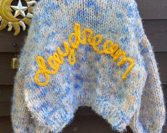 Gilet duveteux DAYDREAM tricoté à la main : fil recyclé, manches bouffantes, taille unique XS-L