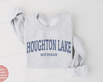 Puede incluir: Una sudadera gris con el texto "Houghton Lake Michigan" impreso en azul en la parte delantera.