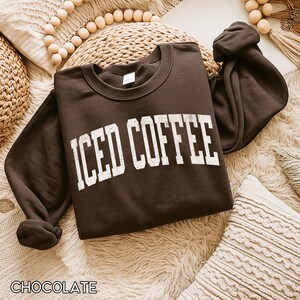 Iced Coffee Sweatshirt, Coffee Lover Shirt, Cute Coffee Crewneck,Gift for Her,Iced Coffee Girlie,Coffee Weather Sweatshirt,Coffee Lover Gift afbeelding 2