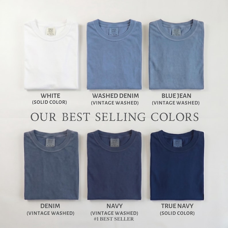 Puede incluir: Seis camisetas de manga corta con cuello redondo dispuestas en dos filas. Los colores incluyen blanco, mezclilla lavada, azul jean, mezclilla, azul marino y azul marino oscuro. El texto dice: OUR BEST SELLING COLORS, WHITE, WASHED DENIM, BLUE JEAN, DENIM, NAVY, TRUE NAVY.
