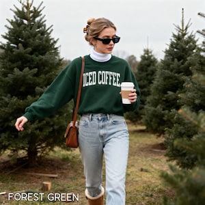 Iced Coffee Sweatshirt, Coffee Lover Shirt, Cute Coffee Crewneck,Gift for Her,Iced Coffee Girlie,Coffee Weather Sweatshirt,Coffee Lover Gift afbeelding 4