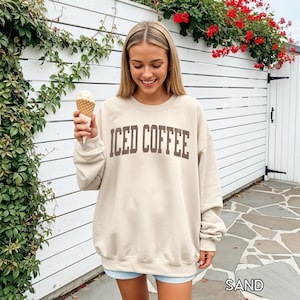 Iced Coffee Sweatshirt, Coffee Lover Shirt, Cute Coffee Crewneck,Gift for Her,Iced Coffee Girlie,Coffee Weather Sweatshirt,Coffee Lover Gift afbeelding 5