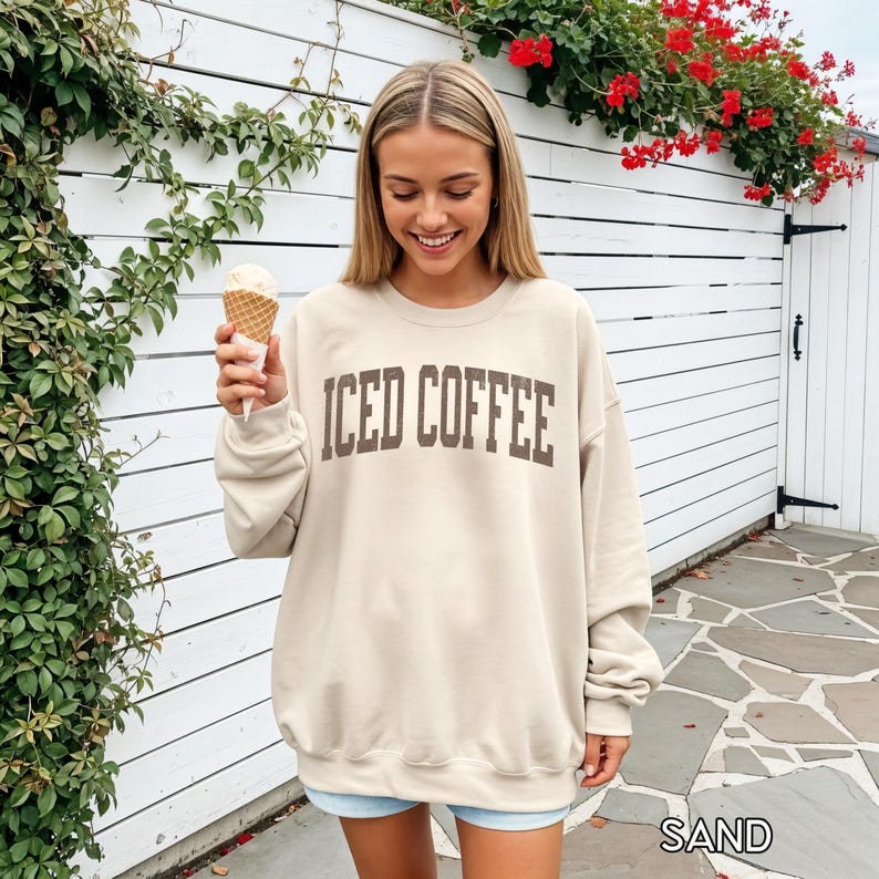 Iced Coffee Sweatshirt, Coffee Lover Shirt, Cute Coffee Crewneck,Gift for Her,Iced Coffee Girlie,Coffee Weather Sweatshirt,Coffee Lover Gift afbeelding 5