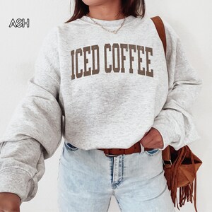 Iced Coffee Sweatshirt, Coffee Lover Shirt, Cute Coffee Crewneck,Gift for Her,Iced Coffee Girlie,Coffee Weather Sweatshirt,Coffee Lover Gift afbeelding 6