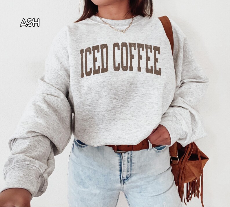 Iced Coffee Sweatshirt, Coffee Lover Shirt, Cute Coffee Crewneck,Gift for Her,Iced Coffee Girlie,Coffee Weather Sweatshirt,Coffee Lover Gift afbeelding 6