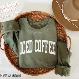 Iced Coffee Sweatshirt, Coffee Lover Shirt, Cute Coffee Crewneck,Gift for Her,Iced Coffee Girlie,Coffee Weather Sweatshirt,Coffee Lover Gift afbeelding 7