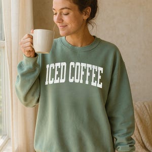 Iced Coffee Sweatshirt, Coffee Lover Shirt, Cute Coffee Crewneck,Gift for Her,Iced Coffee Girlie,Coffee Weather Sweatshirt,Coffee Lover Gift afbeelding 8