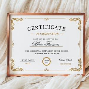 Può includere: Un certificato incorniciato in oro con sfondo bianco e testo nero. Il certificato recita "CERTIFICATE OF GRADUATION" e "PROUDLY PRESENTED TO Alice Thoma's FOR SUCCESFULL COMPLETION OF THE COURSE YOUR COURSE NAME HERE 17.06.2004 DATE AWARD Olivia Swift SIGNATURE".