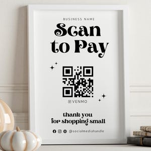 Può includere: Un cartello bianco con testo nero che dice "Scan to Pay" con un codice QR in bianco e nero e il testo "VENMO" sotto. Il cartello dice anche "grazie per aver fatto acquisti in piccolo" e include un handle di social media.