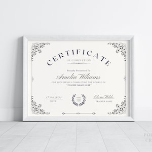 Op de afbeelding: Een wit ingelijst certificaat met een decoratieve rand. De tekst luidt "CERTIFICATE OF COMPLETION" en "Proudly Presented To Amelia Williams for successfully completing the course of "COURSE NAME HERE" 17.06.2024 DATE YOUR LOGO Olivia Wilde TRAINER NAME"