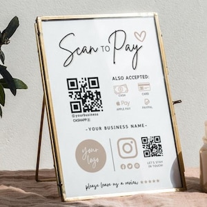 Peut inclure: Une pancarte dorée avec le texte "Scan to Pay" et un symbole de cœur. La pancarte comprend également un code QR, des options de paiement et le texte "Your Business Name".