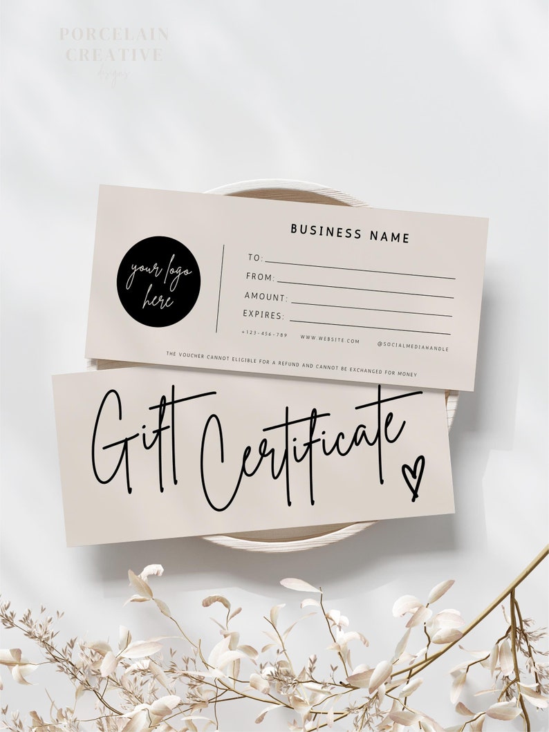 Op de afbeelding: Een beige cadeaubon-sjabloon met een zwarte cirkel voor een logo, de tekst "your logo here" en de tekst "Gift Certificate" in zwarte cursieve schrijfwijze met een hartje. De tekst "BUSINESS NAME" staat bovenaan de cadeaubon, en de tekst "TO", "FROM", "AMOUNT" en "EXPIRES" staan eronder met lege regels om de informatie in te vullen. De tekst "WWW.WEBSITE.COM" en "@SOCIALMEDIANANDLE" staan onderaan de cadeaubon.