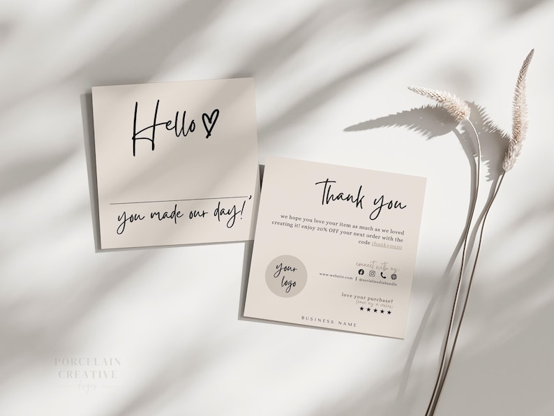 Op de afbeelding: Twee beige kaarten met handgeschreven tekst. De eerste kaart zegt "Hello ♡ you made our day!" De tweede kaart zegt "Thank you we hope you love your items as much as we loved creating it! Enjoy 20% OFF your next order with the code THANKYOU" en heeft een logo met de tekst "your logo" en een bedrijfsnaam.