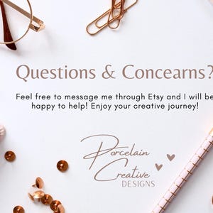 Op de afbeelding: Een witte achtergrond met gouden accenten, een roze planner, een bril, een pen en duimspijkers. De tekst "Questions & Concearns?" is in bruin geschreven. De tekst "Neem gerust contact met me op via Etsy en ik help je graag! Geniet van je creatieve reis!" is in bruin geschreven. De tekst "Porcelain Creative DESIGNS" is in bruin geschreven.