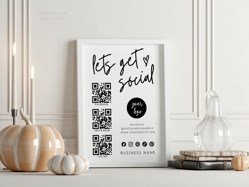 Puede incluir: Impresi&oacute;n enmarcada en blanco con el texto "Let's get social" en fuente de letra cursiva negra. La impresi&oacute;n tambi&eacute;n incluye un s&iacute;mbolo de coraz&oacute;n, un c&iacute;rculo con el texto "your logo" en negro, y tres c&oacute;digos QR etiquetados como "Facebook", "Instagram", y "TikTok". La impresi&oacute;n tambi&eacute;n incluye el texto "#HASHTAG @SOCIALMEDIAHANDLE WWW.YOURWEBSITE.COM" y "BUSINESS NAME" en negro.