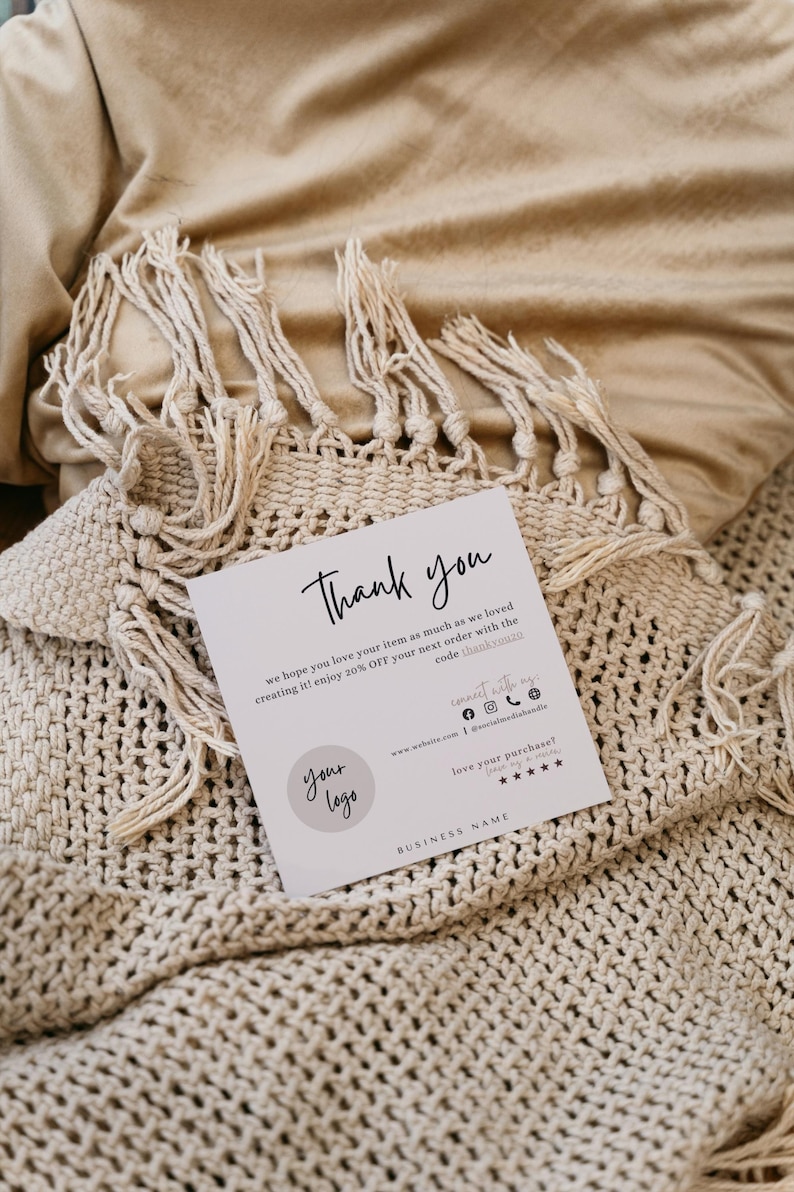 Op de afbeelding: Een bedankkaart met een eenvoudig ontwerp. De kaart heeft een cirkel met de tekst "your logo" in de linkerbenedenhoek. De tekst "Thank you" is in cursief bovenaan de kaart geschreven. De kaart bevat ook de tekst "we hope you love your item as much as we loved creating it! enjoy 20% OFF your next order with the code thankyouz".